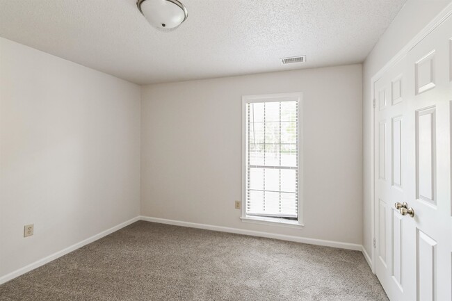 Building Photo - 2239 Easton Dr