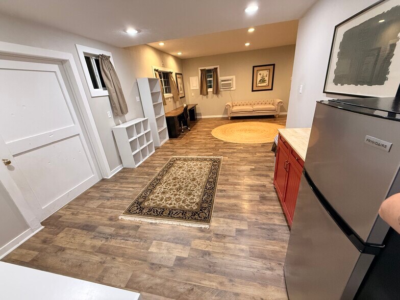 Building Photo - 214 Pinecrest Dr