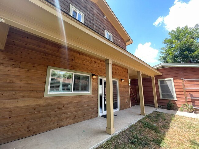 Building Photo - Amazing detached 2/2.5 duplex in Central Austin!!!