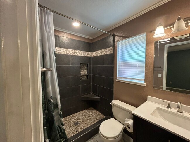 Building Photo - Clean and Functional In Modesto!