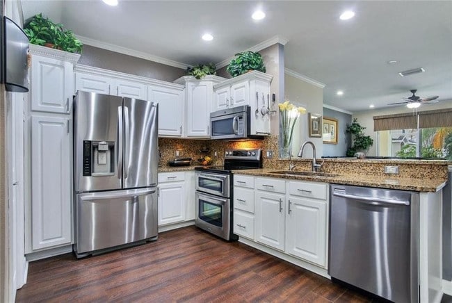 Kitchen w all upgraded appliances - 14916 Salamander Pl