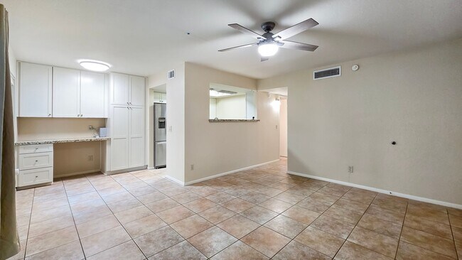 Building Photo - Awesome 2bd/2ba Condo close to Tempe Town Lake, ASU, Sky Harbor, Freeway Access and Light Rail.