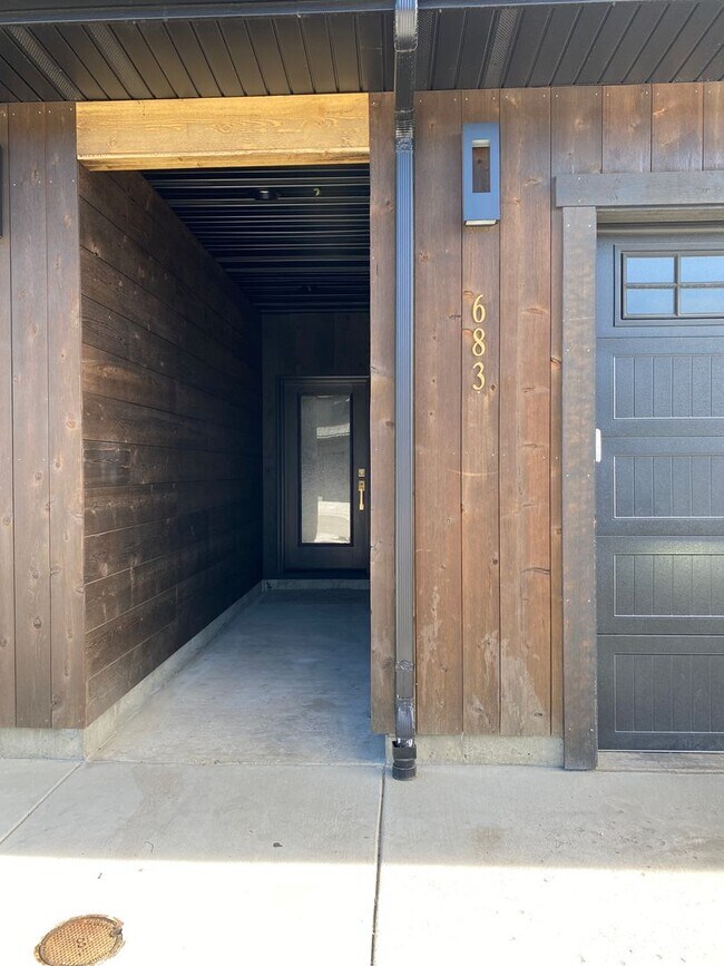 Primary Photo - 3 bedroom / 2.5 bath with garage - Driggs ...