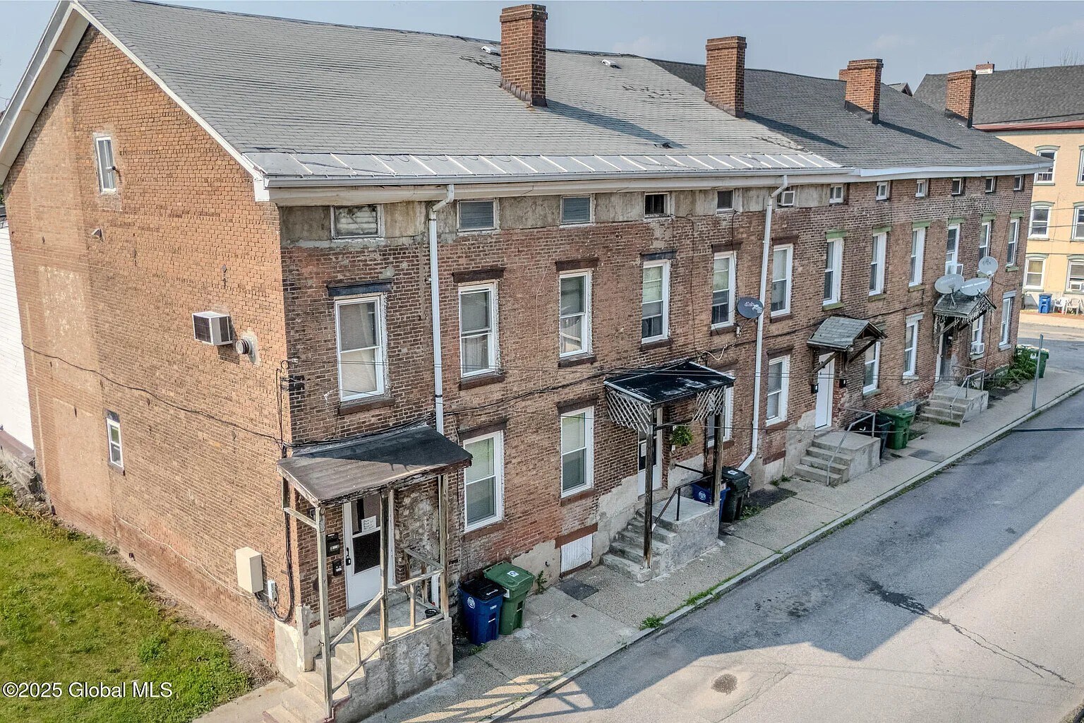 Building Photo - 2 Front St