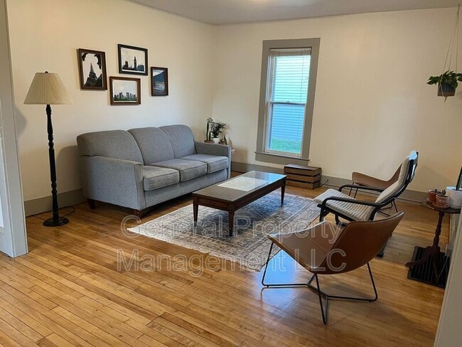Building Photo - 4 bed 1.5 Bath near UWEC! Available June 1st
