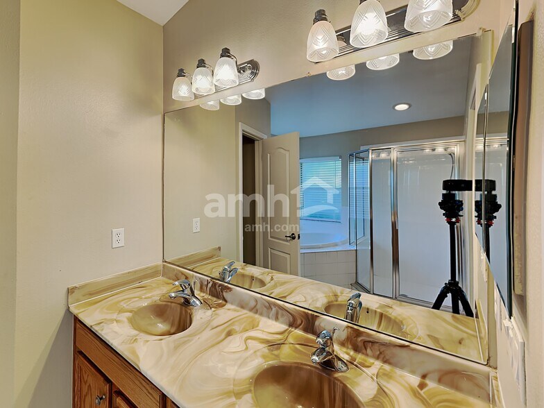 Building Photo - 1012 Cristelle Jean Dr