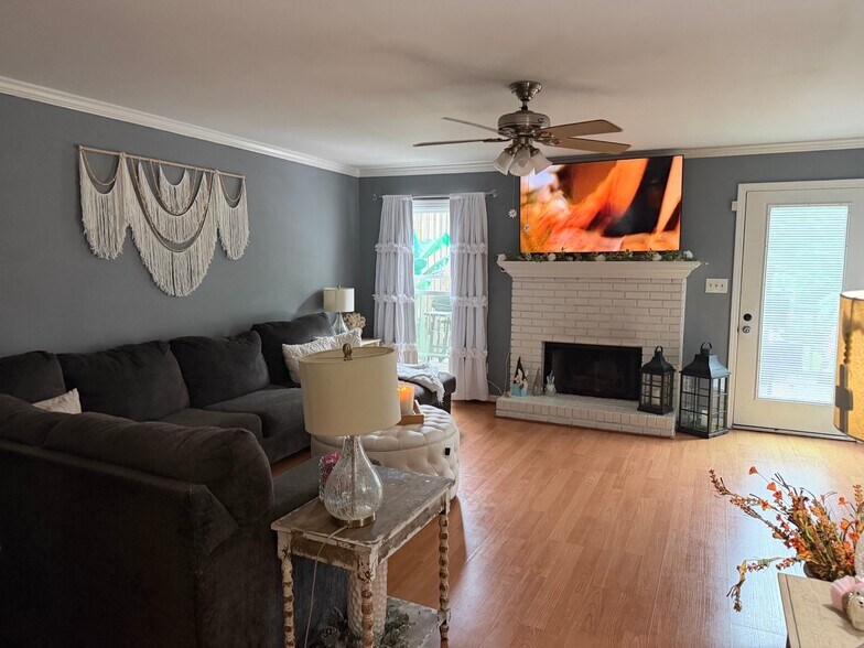 Building Photo - 1657 Ashwood Ln
