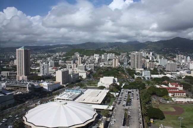 Building Photo - Luxurious Condo with Mountain Views