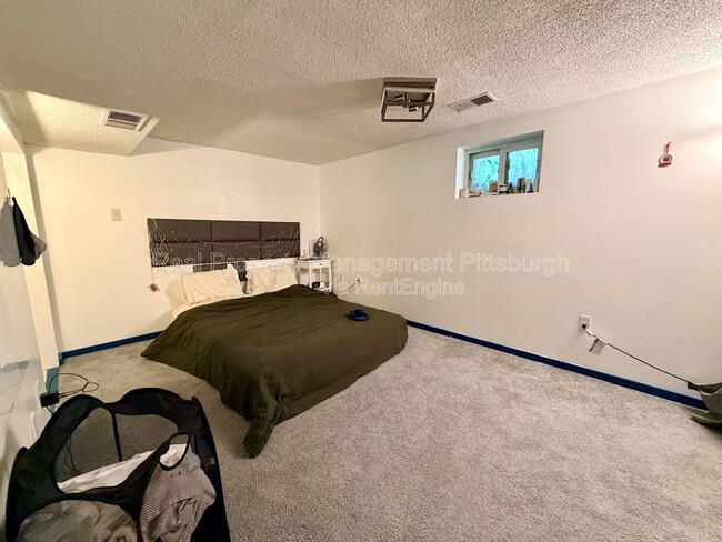 Building Photo - 433 Ella St