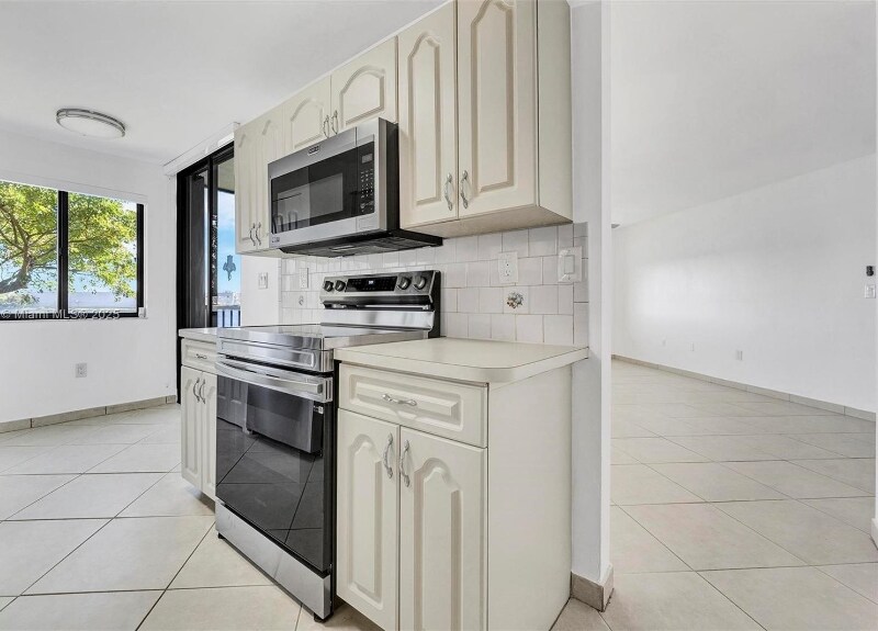 Building Photo - 15509 N Miami Lakeway