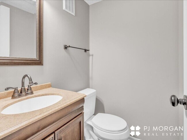 Building Photo - 3 bedroom 2 bath house in a great location!