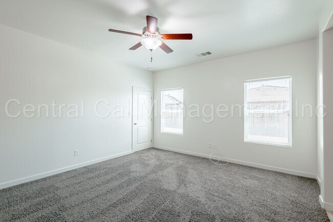 Building Photo - 4 bedroom 2 bath  Home in the Desired Sout...