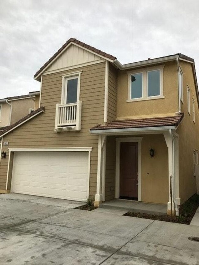 Primary Photo - 3 bed, 2 1/2 bath 2 story townhome in Winn...