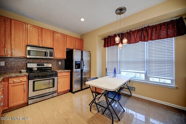 Building Photo - 319 Bernard Dr