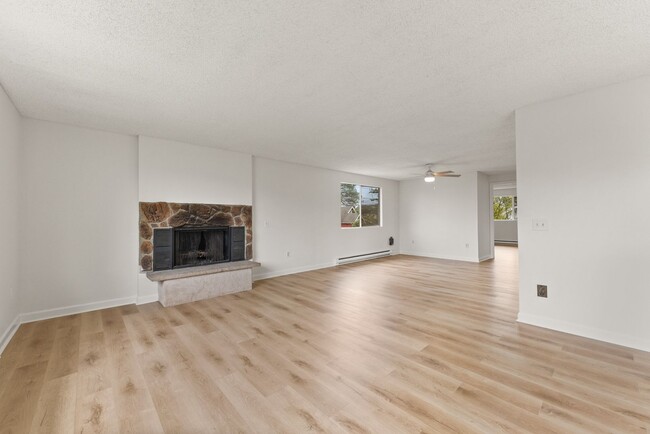 Building Photo - Charming 4 Bedroom 2 Bath single family house in Columbia City