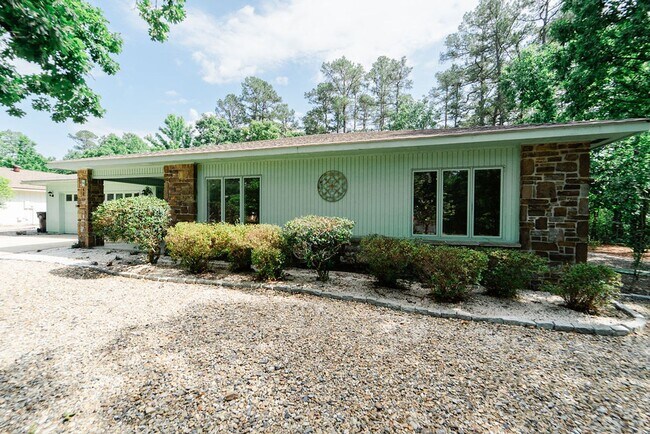 Building Photo - Charming 3 Bedroom, 2 Bathroom home! Call 501-922-9997 to set up a showing today!