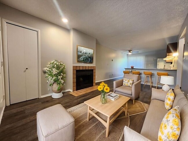 Primary Photo - Cozy 2-Bedroom Lower-Level Unit | Great Lo...