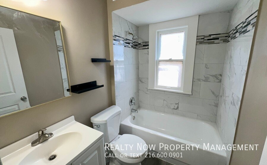 Building Photo - 949 Helmsdale Rd