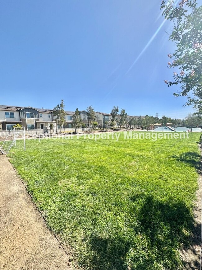 Building Photo - Ready to move in 3 bed 3 bath home!