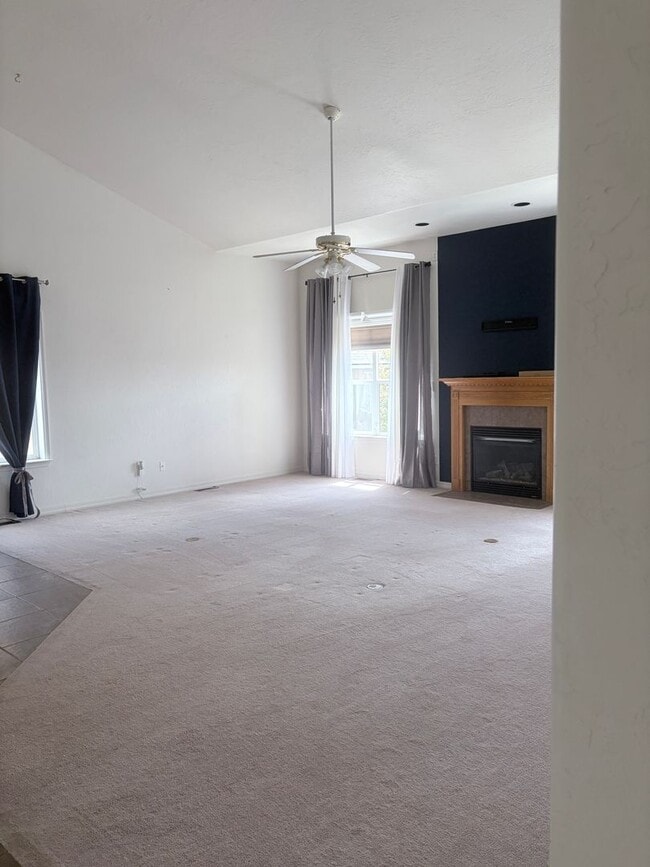 Building Photo - Lovely Bayfield Townhouse