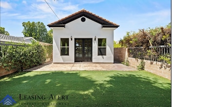 Building Photo - 5012 Hayvenhurst Ave