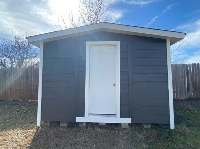 Building Photo - 141 Ruby Lake Dr