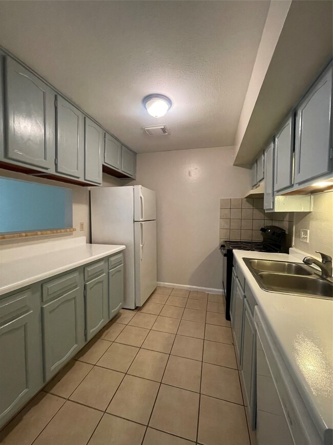 Building Photo - 7715 Rolling Ridge Dr