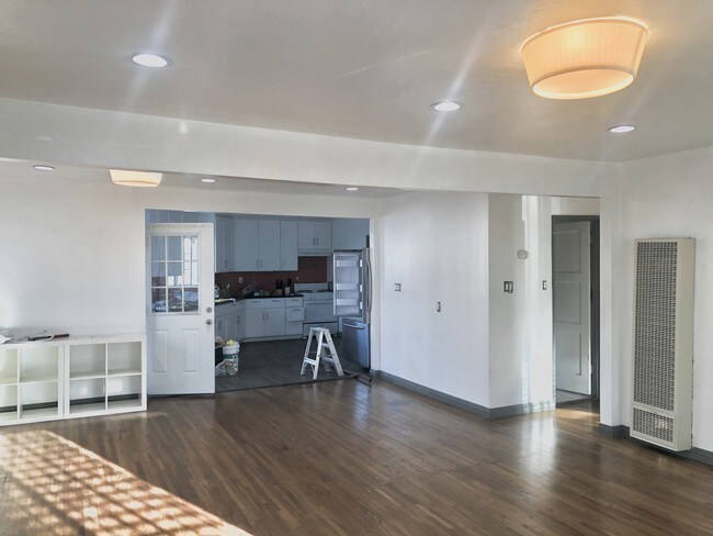 Building Photo - 1128 Irolo St