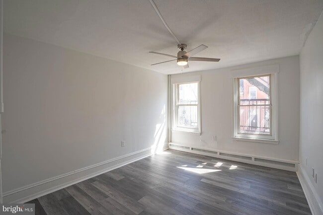 Building Photo - 122-122 Perry St