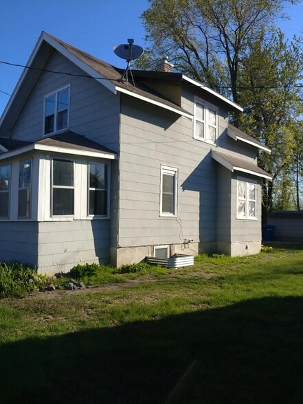 Building Photo - 122 5th Ave SE