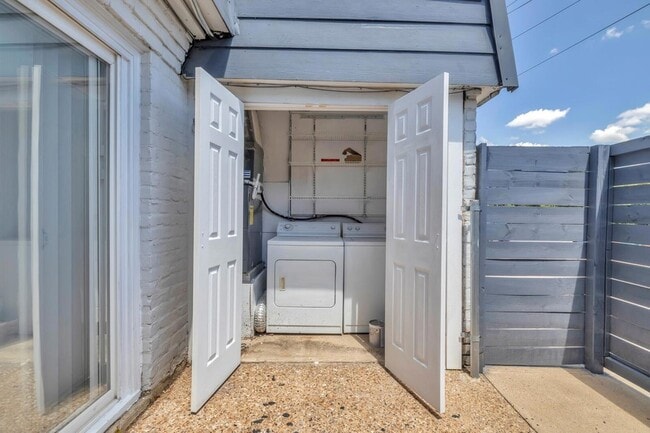 Building Photo - 2808 Skyway Cir