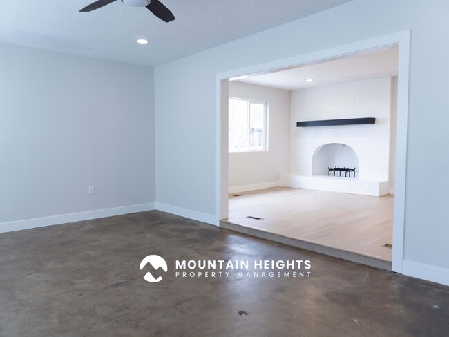 Building Photo - 8589 Kings Hill Dr