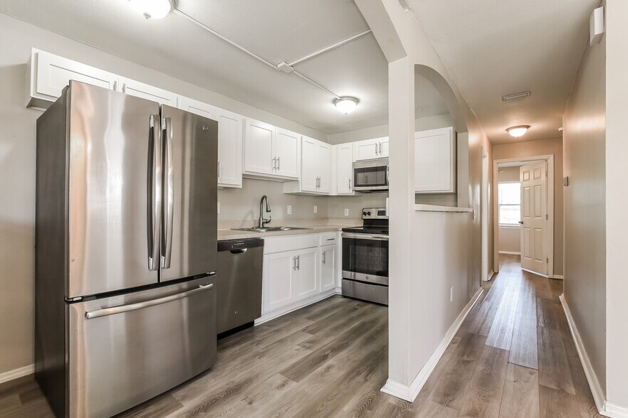 Building Photo - 218 Woodmere Blvd