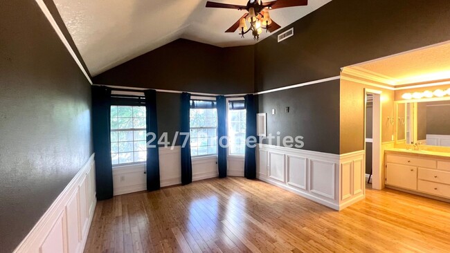 Building Photo - Townhome in Raleigh Hills - 2 Bedroom Suit...