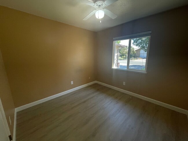 Building Photo - 3233 Nightingale Dr