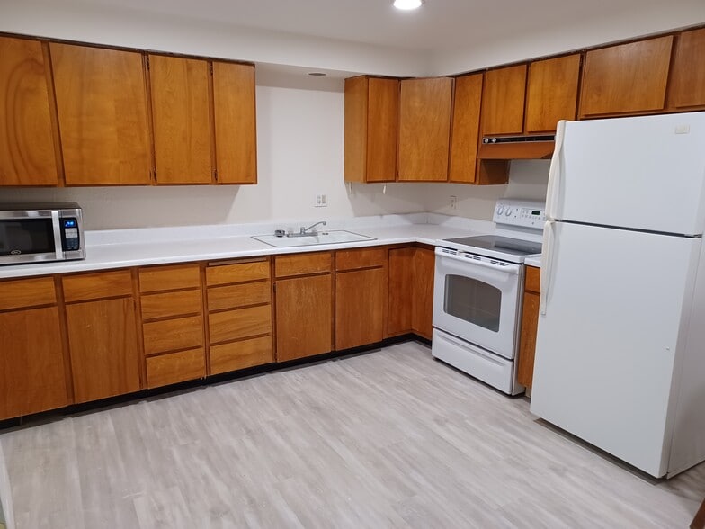 Kitchen - 923 SW City View St