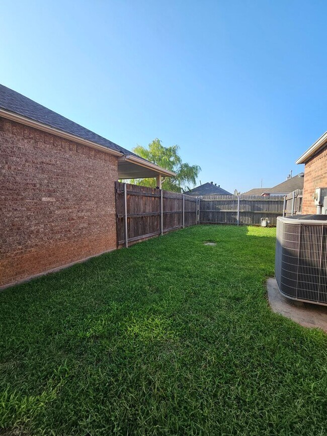 Building Photo - (4) Bed/(3) Bath in Moore with Storm Shelter! Avail NOW!!