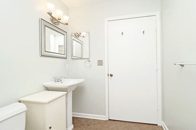 Building Photo - Move-in Ready End-Unit Stonehenge Townhome