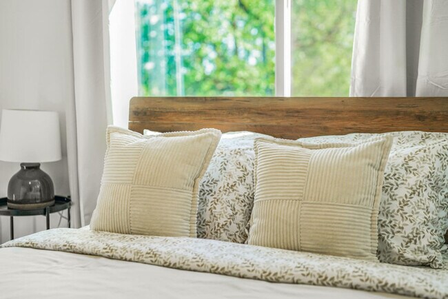 Building Photo - 3309 NE 42nd Pl