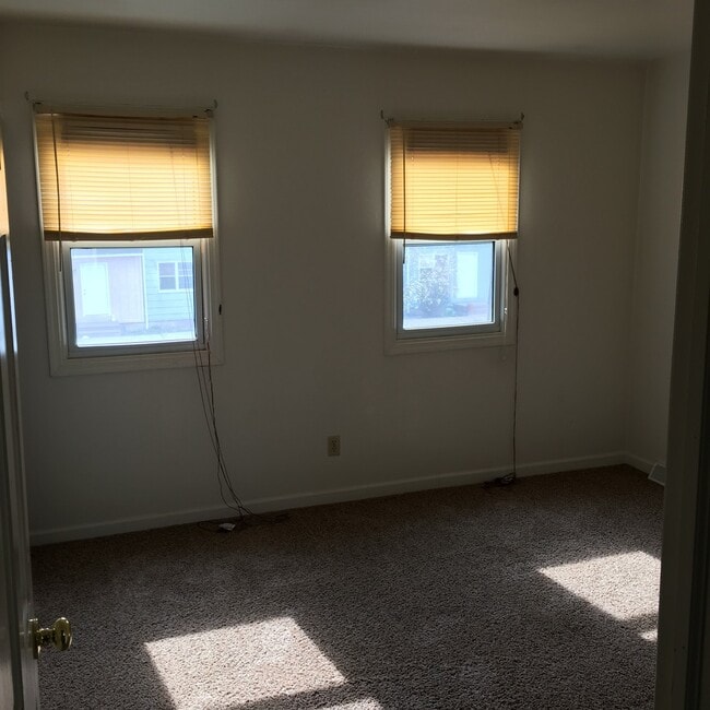 Building Photo - 725 W 61st St