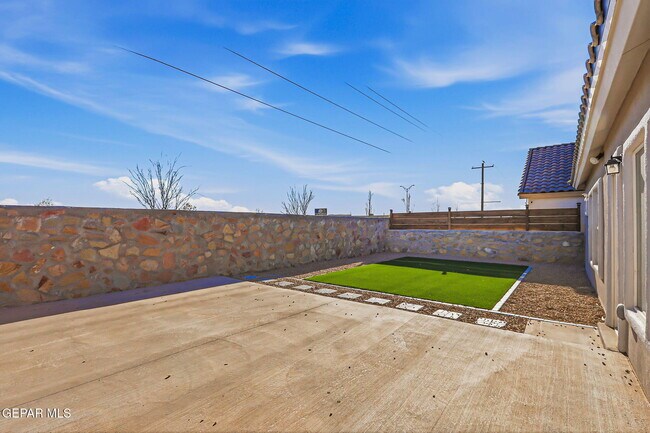 Building Photo - 13912 Loreina Luz Ave