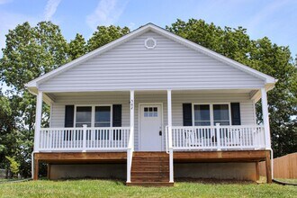 Building Photo - Beautiful One-Level Home in Pristine Condition - Move-In Ready!