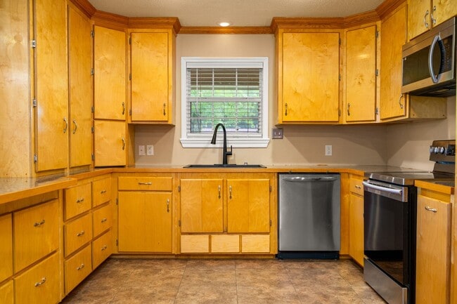 Building Photo - 2020 Clover Ln