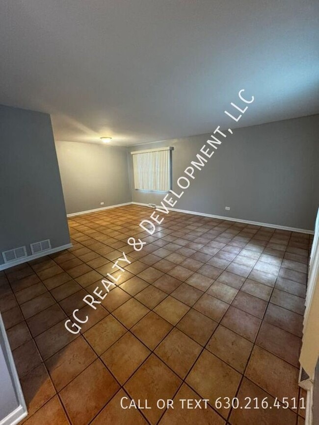 Building Photo - 1104 W 187th St