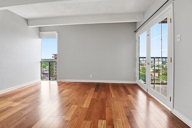 Building Photo - $2,345.95 - 2 Bed, 2 Bath Condo in Denver with Central AC!