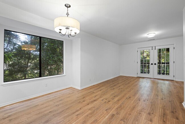 Building Photo - Available now. Beautifully updated 3 BR/2....
