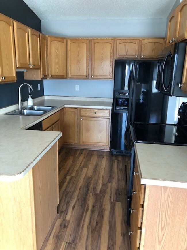 Building Photo - Amber Valley Court Townhome