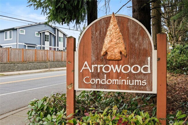 Building Photo - Spacious 2-Bedroom Ground Floor Condo with Private Yard in Kirkland