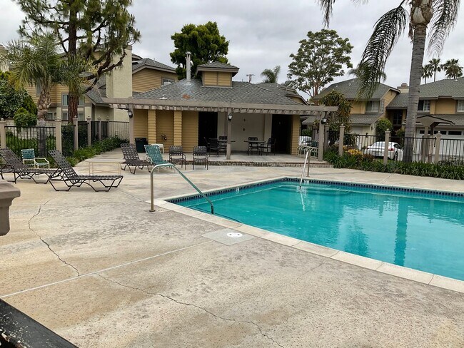 Building Photo - FOR LEASE 3 BEDROOM 2.5 BATH 2 Story Condo...