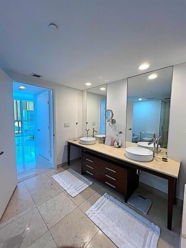 Building Photo - 495 Brickell Ave